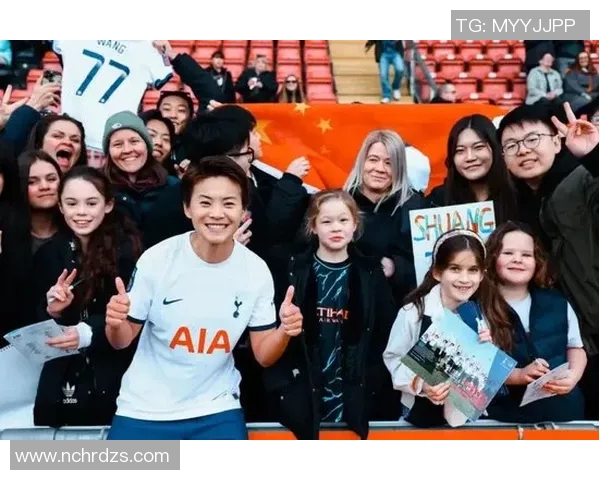 足球明星的公主抱瞬间展现温柔力量与浪漫情怀的完美结合 足球明星的公主抱瞬间展现温柔力量与浪漫情怀的完美结合