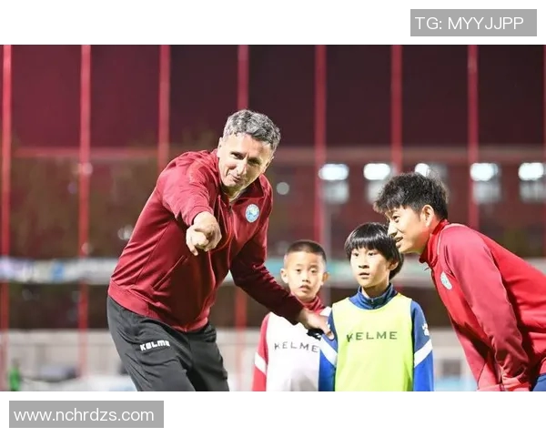 教练指挥下的足球明星为何选择摆手拒绝战术指导的背后故事 教练指挥下的足球明星为何选择摆手拒绝战术指导的背后故事