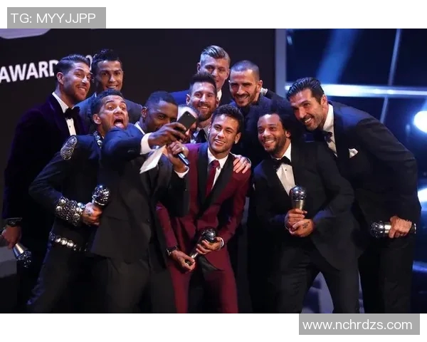 足球明星同框合影瞬间展现球场魅力与友谊的完美结合