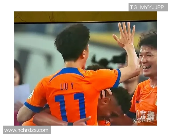 足球明星们的日常对话与友谊分享在绿茵场上的点滴故事