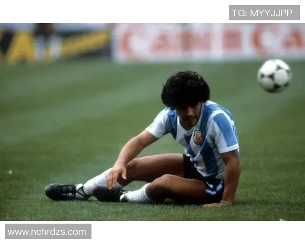 卷毛红衣服的足球明星在绿茵场上的传奇故事与辉煌成就